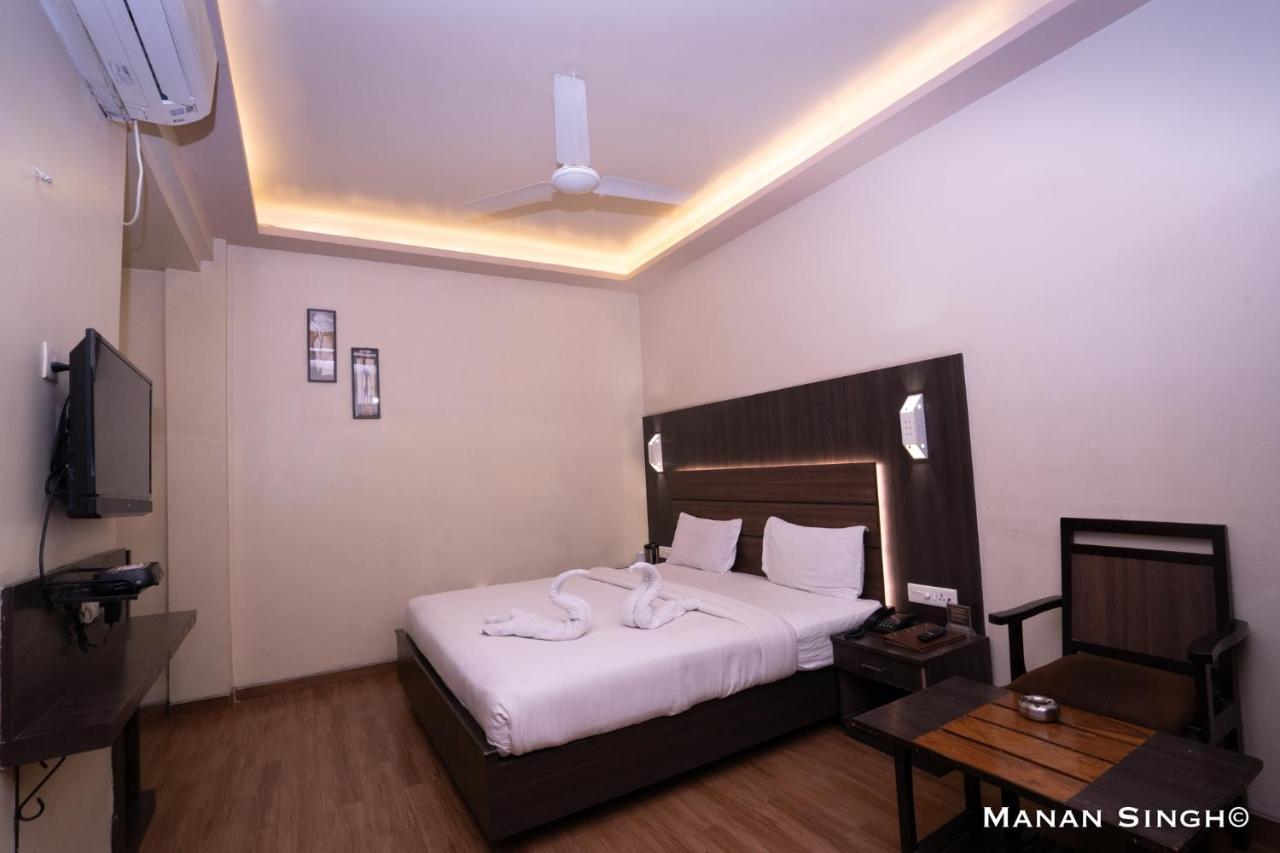 Hotel Samrat Jabalpur Exteriör bild