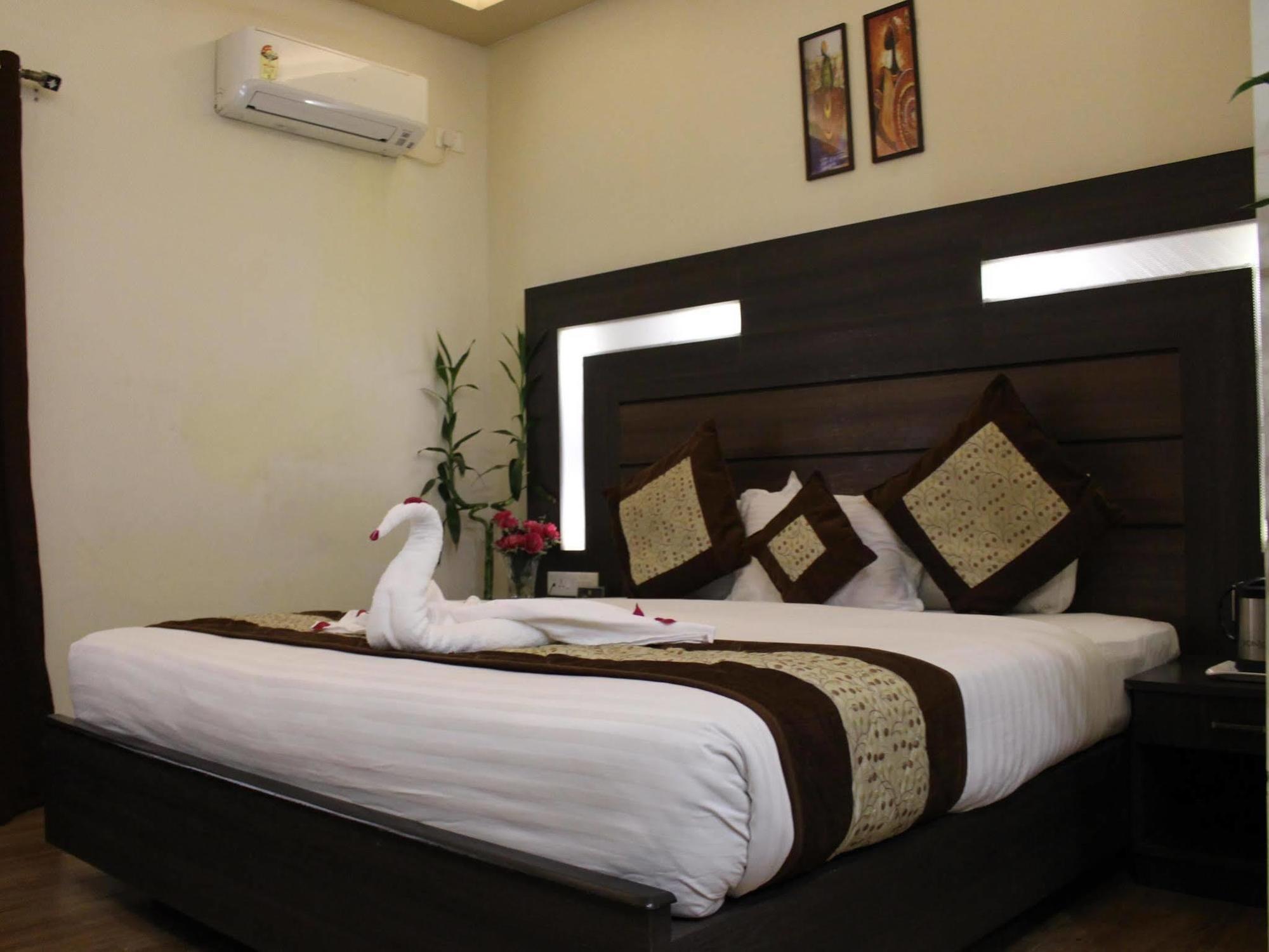 Hotel Samrat Jabalpur Exteriör bild